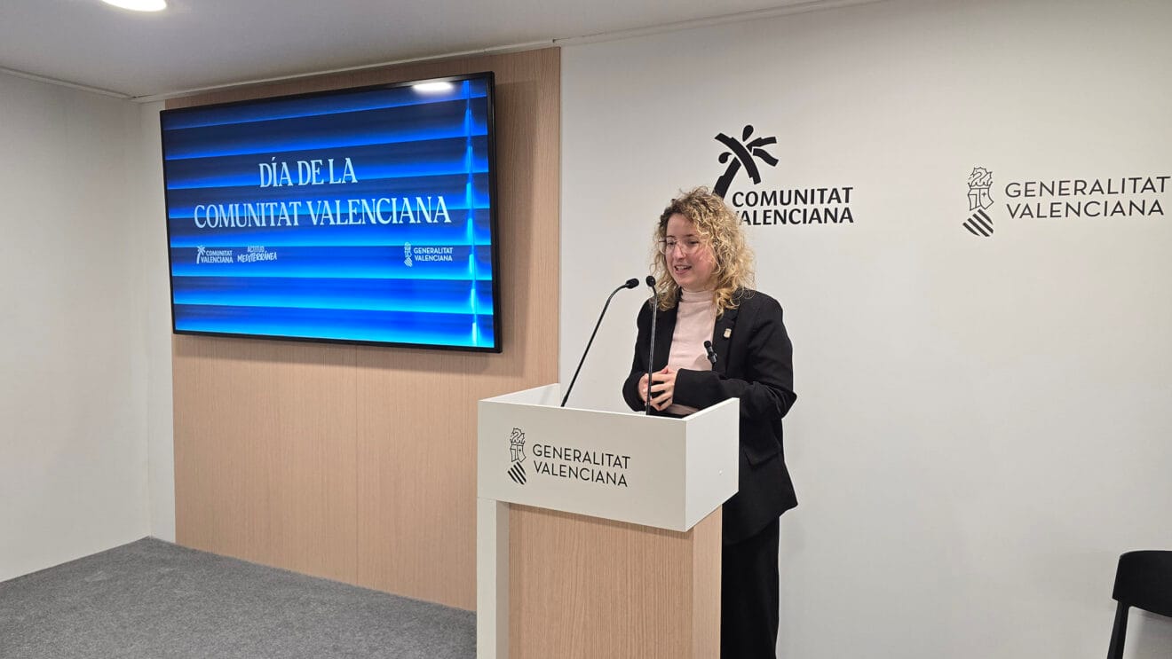 La concejala de Planificación Turística de Calp, Mireia Ripoll, presentando 'Todo lo que está bien está en Calp' en Fitur 2026
