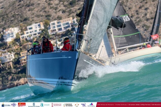 Imagen: La flota toma la salida desde Moraira en una jornada de navegación exigente