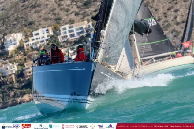 Moraira marca la salida de la 300 Millas A3 Trofeo Grefusa 2026, reducida a 180 millas por el fuerte viento 3 Imagen: La flota toma la salida desde Moraira en una jornada de navegación exigente