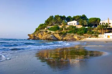 La misma playa de la Fustera, en pleno invierno, prácticamente vacía y sin presencia de bañistas, en contraste con la presión estacional del verano