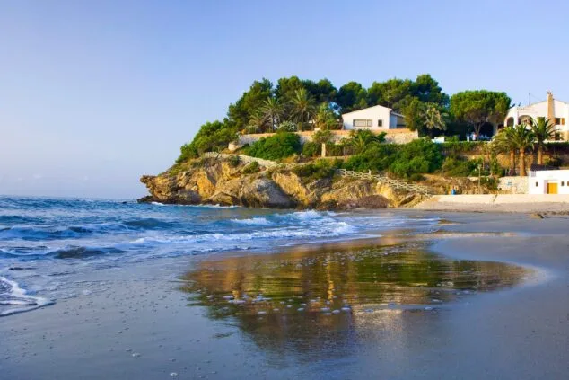 Las playas de la Marina Alta, entre la masificación estival y el vacío invernal 13 la misma playa de la fustera en pleno invierno practicamente vacia y sin presencia de banistas en contraste con la presion estacional del verano