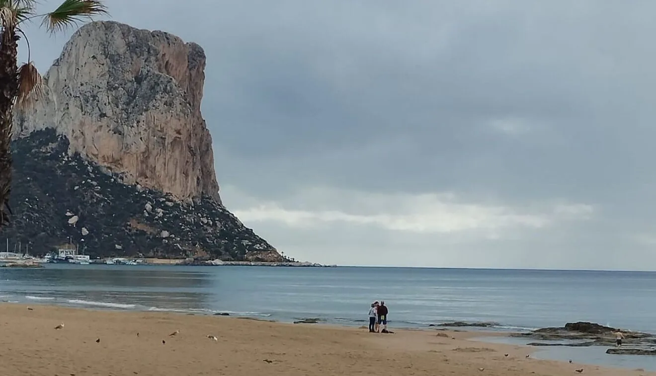 La playa de Calp, con la playa despejada y un uso muy reducido del espacio costero fuera de la temporada alta