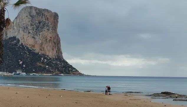 Las playas de la Marina Alta, entre la masificación estival y el vacío invernal 3 la playa de calp con la playa despejada y un uso muy reducido del espacio costero fuera de la temporada alta