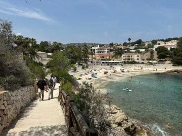 La playa de la Fustera, en Benissa, durante la temporada alta, con elevada ocupación y uso intensivo del litoral en los meses de máxima afluencia