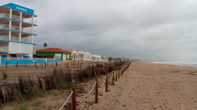Imagen: La playa de Les Deveses de Dénia durante el temporal de enero de 2026