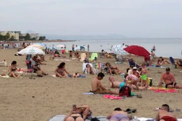 La playa de Punta del Raset, en Dénia, durante la temporada estival, con una alta afluencia en uno de los arenales urbanos más concurridos del municipio