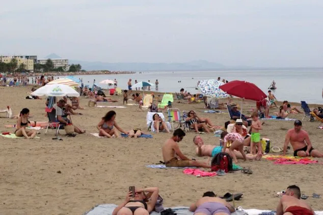 Las playas de la Marina Alta, entre la masificación estival y el vacío invernal 4 la playa de punta del raset en denia durante la temporada estival con una alta afluencia en uno de los arenales urbanos mas concurridos del municipio