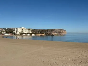 La playa del Arenal, en enero de 2026, vacía y sin actividad turística, mostrando el cambio radical de uso entre estaciones