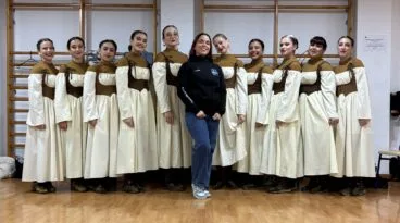 Las bailarinas y su profesora, Ada Arbona, posan juntas antes del recorrido de la Cabalgata de Benitatxell