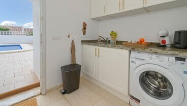 Lavadero exterior de Villa Lulu con espacio funcional para estancias largas