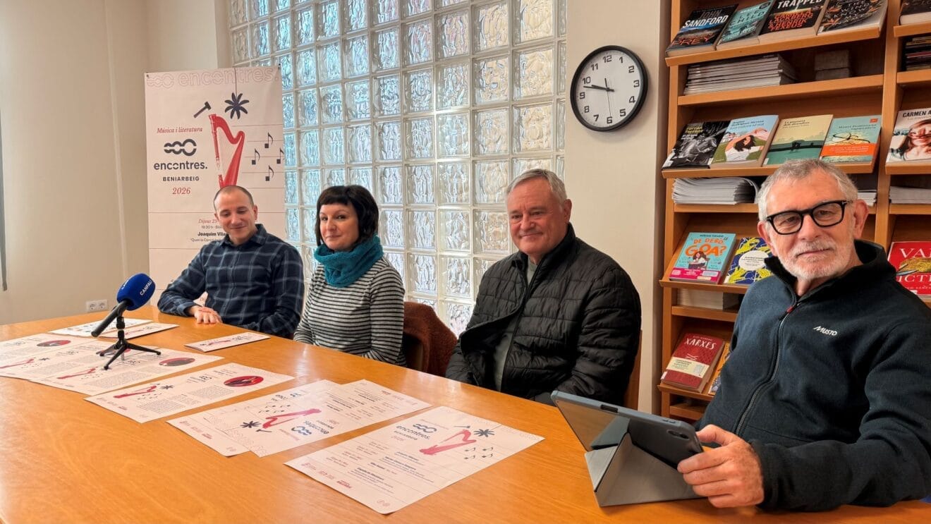 Los responsables de Encontres a Beniarbeig 2026 durante sus declaraciones sobre la nueva edición dedicada a la fusión entre «música y literatura»