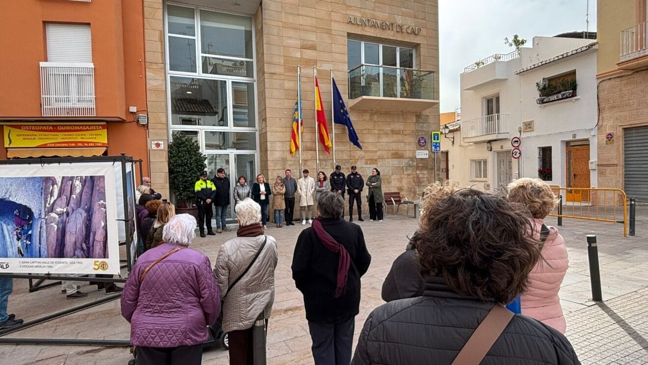 Minuto de silencio Calp por las víctimas del accidente ferroviario