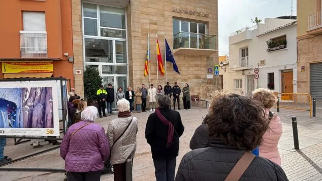 Imagen: Minuto de silencio Calp por las víctimas del accidente ferroviario