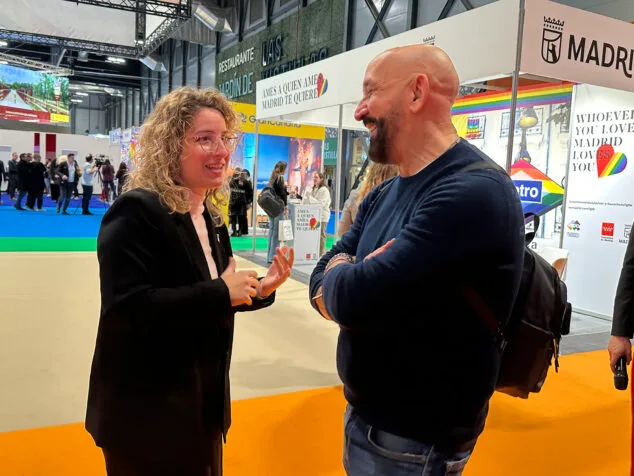 Imagem: Mireia Ripoll, Conselheira de Planejamento Turístico de Calp, durante uma reunião na Fitur 2026.