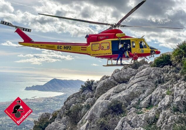 Image: Moment of the air evacuation of the hiker injured after suffering a blow to the head while hiking in the Bernia mountain range