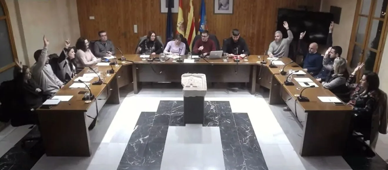 Momento del pleno extraordinario de Ondara en el que PP y Compromís votaron en contra de la modificación de créditos planteada por el gobierno local