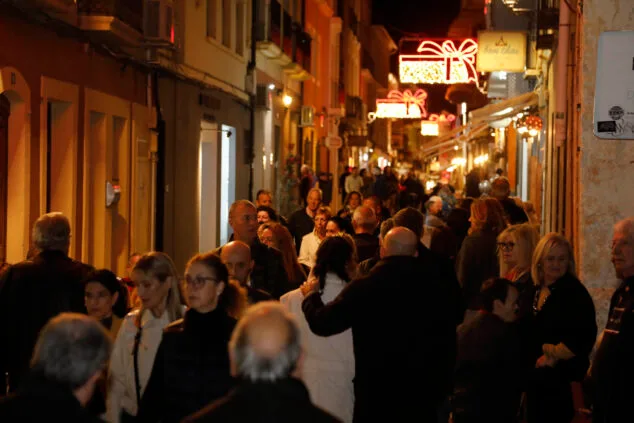 Imagen: Multitud de personas en una calle de Dénia durante las fiestas navideñas (archivo)