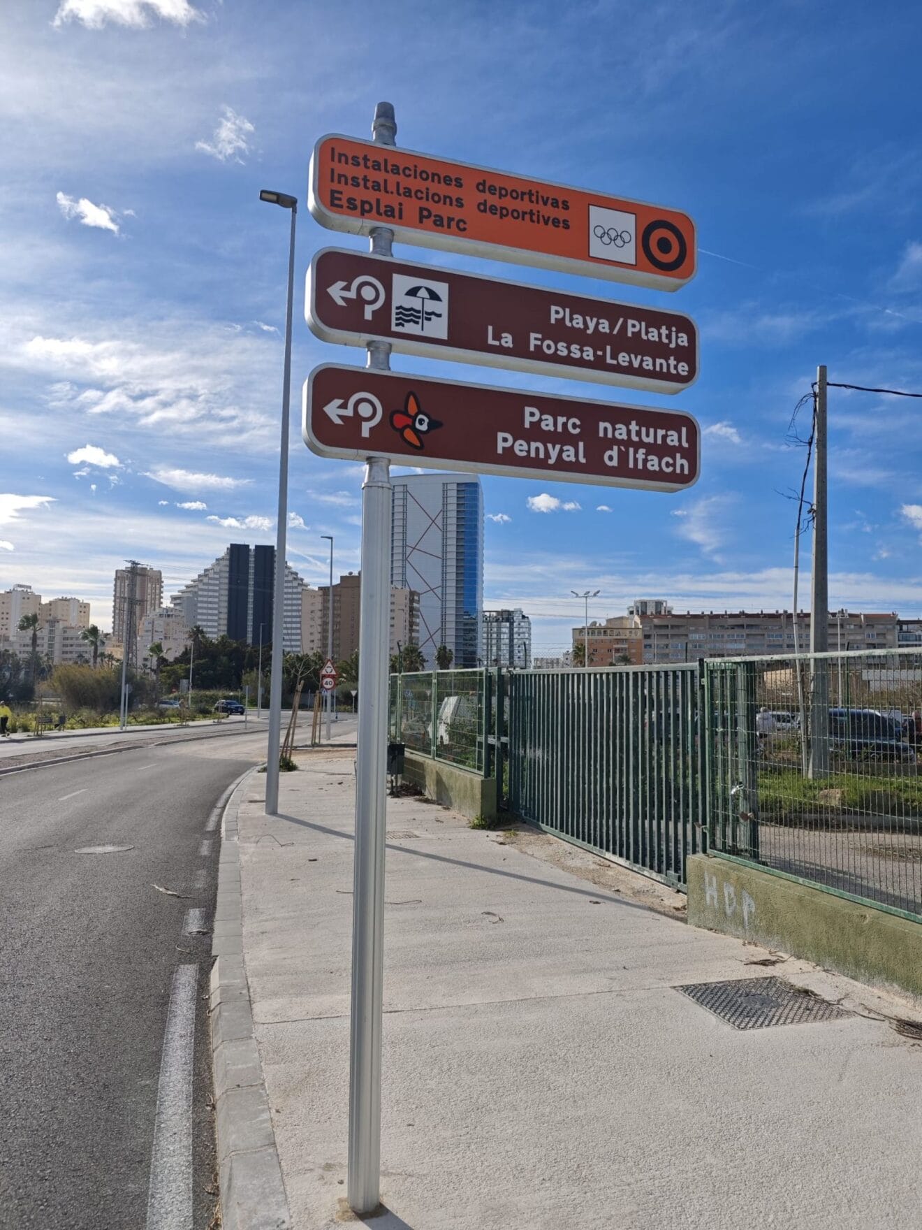 Nueva señalización urbana en Calp para mejorar la orientación de vecinos y visitantes