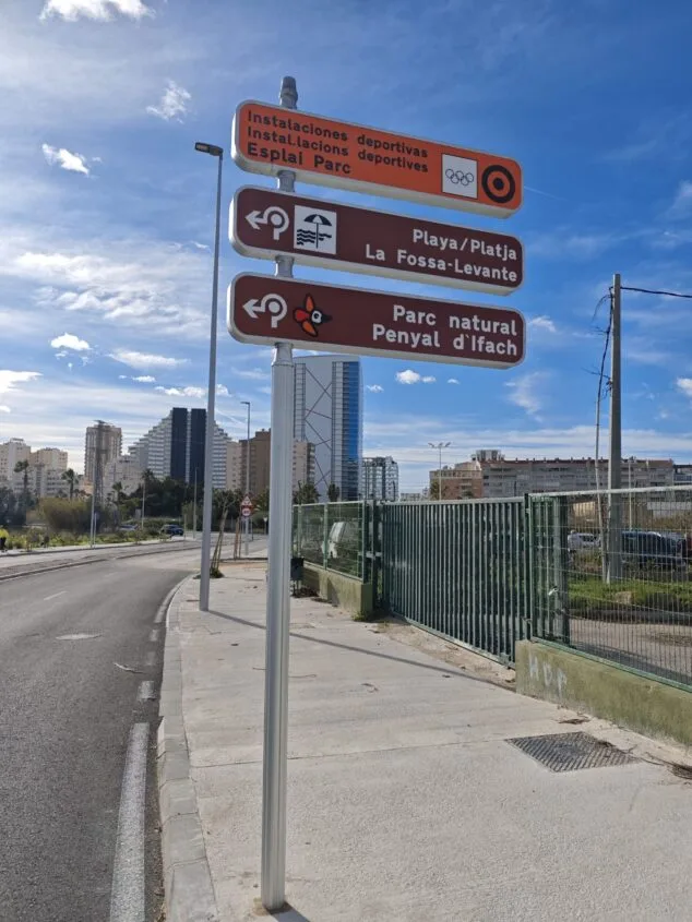 Imagen: Nueva señalización urbana en Calp para mejorar la orientación de vecinos y visitantes