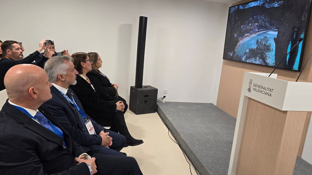 Pase del vídeo de promoción turística 'Dos almas,un destino.Teulada Moraira' en Fitur 2026