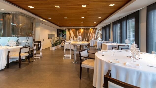 Afbeelding: Peix & Brases, gelegen tussen de zee en het kasteel van Dénia.