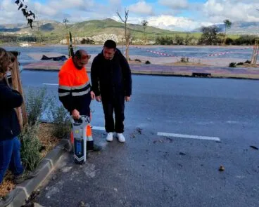 Personal de Poble Net realiza una prueba de localización para verificar el trazado de las conducciones del alcantarillado