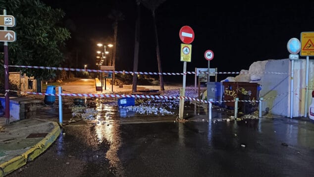 In Calp wurde ein vom Wind umgewehtes Baugerüst abgerissen, das drohte, auf die öffentliche Straße zu stürzen. Bild: Verschobene Steine in Calp