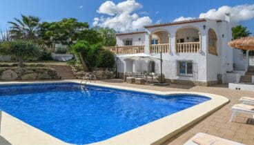 Piscina privada de Villa Lulu con vistas abiertas al entorno natural