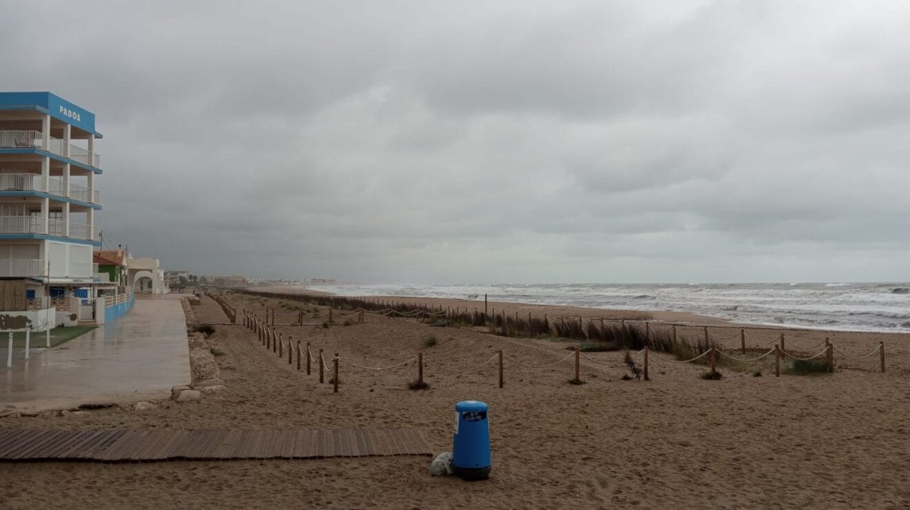 Playa de Dénia en invierno, sin presencia de usuarios, en contraste con la intensa actividad que registra durante los meses de verano