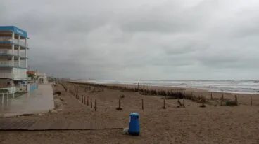 Playa de Dénia en invierno, sin presencia de usuarios, en contraste con la intensa actividad que registra durante los meses de verano