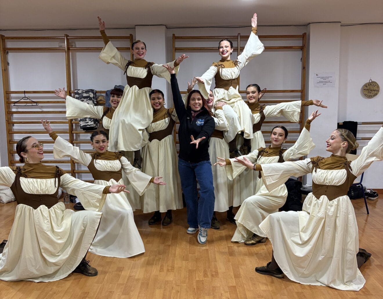 Posición final de la actuación del grupo de danza junto a su profesora Ada Arbona