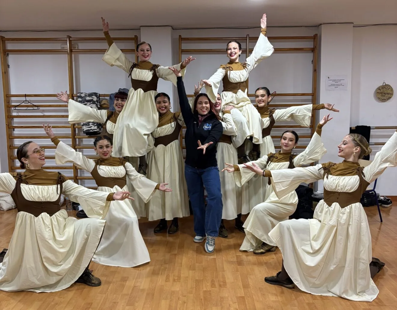 Posición final de la actuación del grupo de danza junto a su profesora Ada Arbona