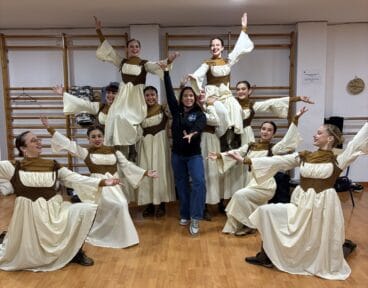 posicion final de la actuacion del grupo de danza junto a su profesora ada arbona