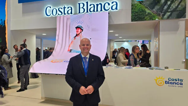 Raúl Llobell, alcalde de Teulada Moraira: «Mostramos quiénes somos desde nuestras raíces y el respeto por nuestro entorno» 1 Imagen: Raúl Llobell, alcalde de Teulada Moraira en Fitur 2026