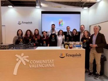 Representantes de Benissa y del sector gastronómico local posan tras el show cooking celebrado en FITUR, con el que el municipio cerró su participación en la feria turística