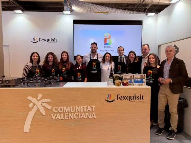 Benissa cierra FITUR con un show cooking de El Rall, premiado con el Cacau d’Or al mejor almuerzo valenciano 2 Imagen: Representantes de Benissa y del sector gastronómico local posan tras el show cooking celebrado en FITUR, con el que el municipio cerró su participación en la feria turística