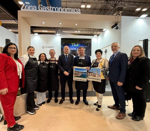 Imatge: Representants de Teulada Moraira, Dolia i del restaurant El Racó de l'Arròs posen junts a la Zona Gastronòmica de FITUR