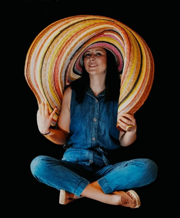 Imagen: Sandra Mira con una maxipamela hecha a mano en Zahati