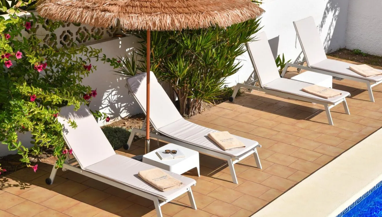Solárium con tumbonas en Villa Lulu para disfrutar del buen clima de la Costa Blanca