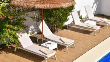 Solárium con tumbonas en Villa Lulu para disfrutar del buen clima de la Costa Blanca