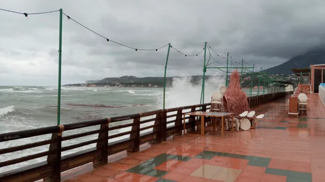 La AEMET avisa de la llegada de una borrasca al Mediterráneo con lluvias en la Comunitat Valenciana, Cataluña y Baleares 1 Imagen: Temporal en la costa de Dénia a principios de enero de 2026