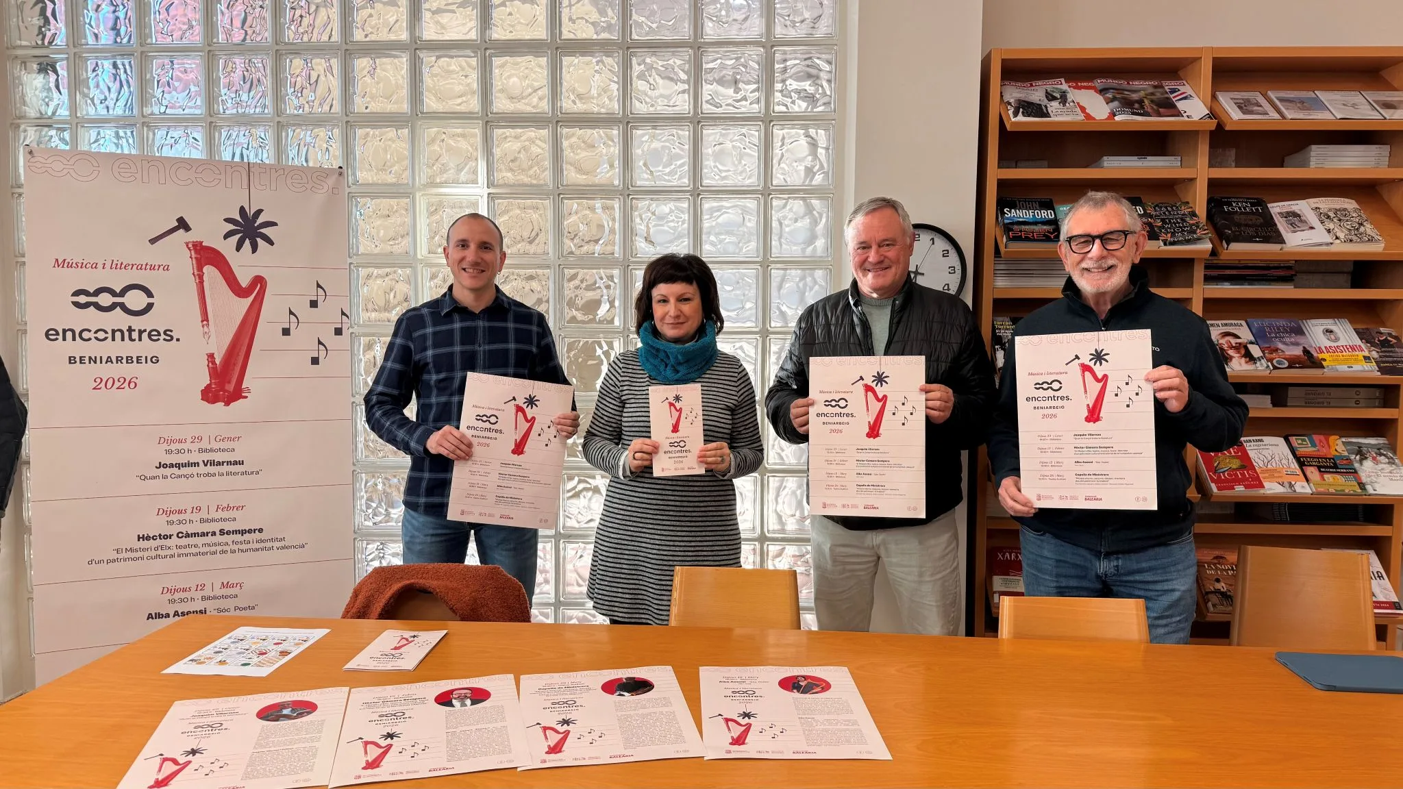tomas llopis pau banyo magraner ester carpi i forques y el alcalde juanjo mas escriva durante la presentacion de encontres a beniarbeig 2026 en la biblioteca municipal