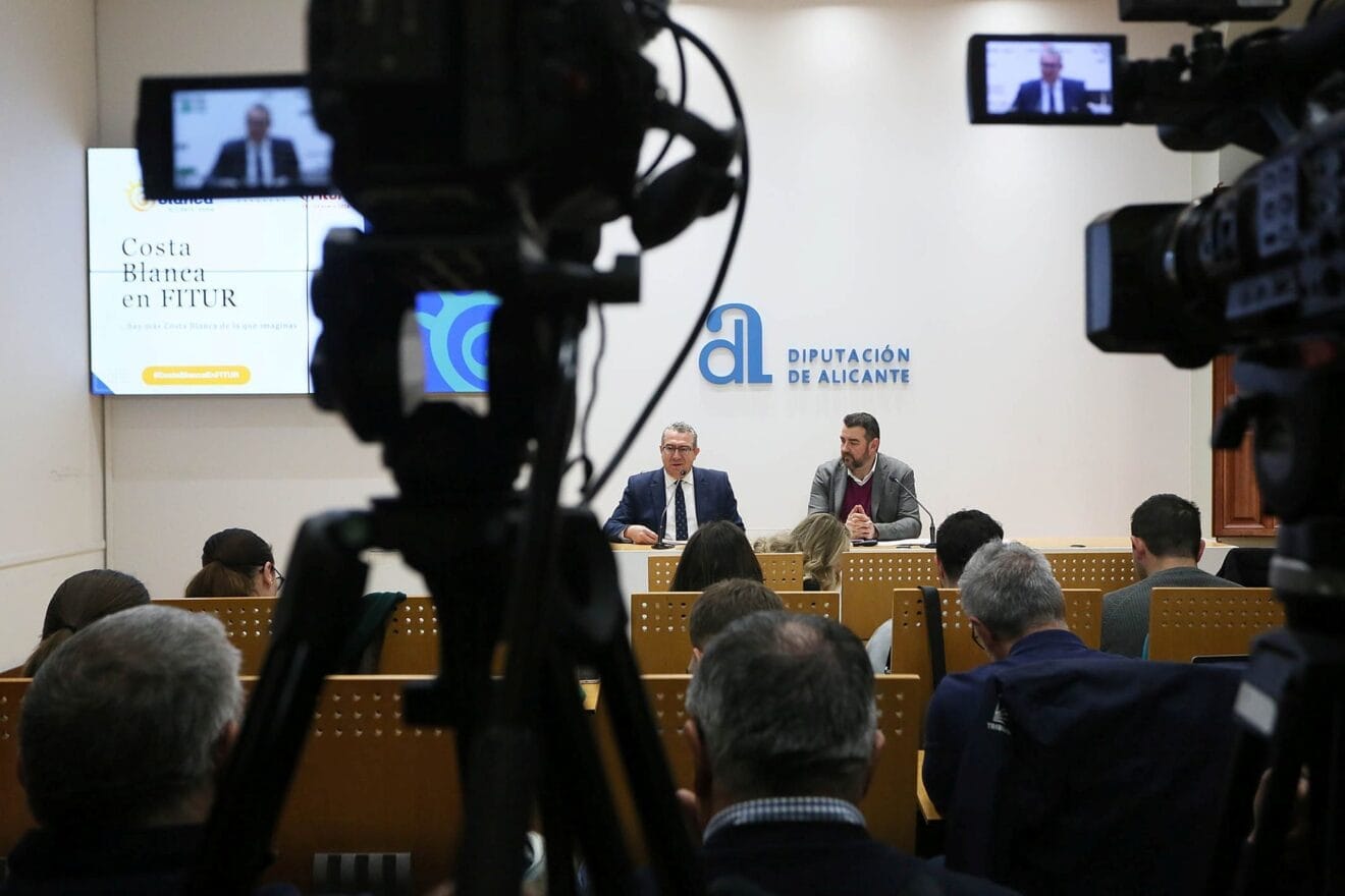 Toni Pérez y José Mancebo durante la presentación del despliegue de la Costa Blanca en FITUR 2026, con acciones previstas en IFEMA, Callao y Saborea Costa Blanca
