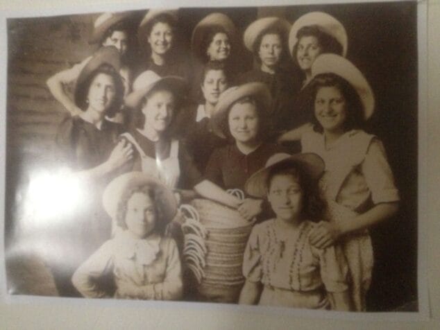 Imagen: Trabajadoras del taller de Gata de Gorgos en 1955