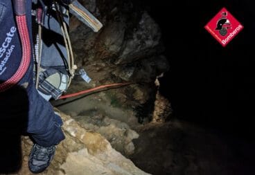 Un miembro del Grupo Especial de Rescate desciende por los acantilados de Toix durante la intervención nocturna realizada en Calp