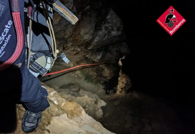 Imagen: Un miembro del Grupo Especial de Rescate desciende por los acantilados de Toix durante la intervención nocturna realizada en Calp