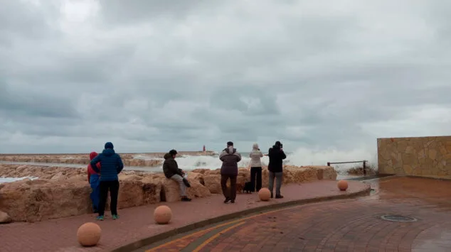 Emergencias activa un aviso especial en la Comunitat Valenciana por temporal marítimo, lluvias intensas y fuertes rachas de viento 1 Imagen: Vecinos de Dénia frente al mar en el temporal de principios de enero de 2026