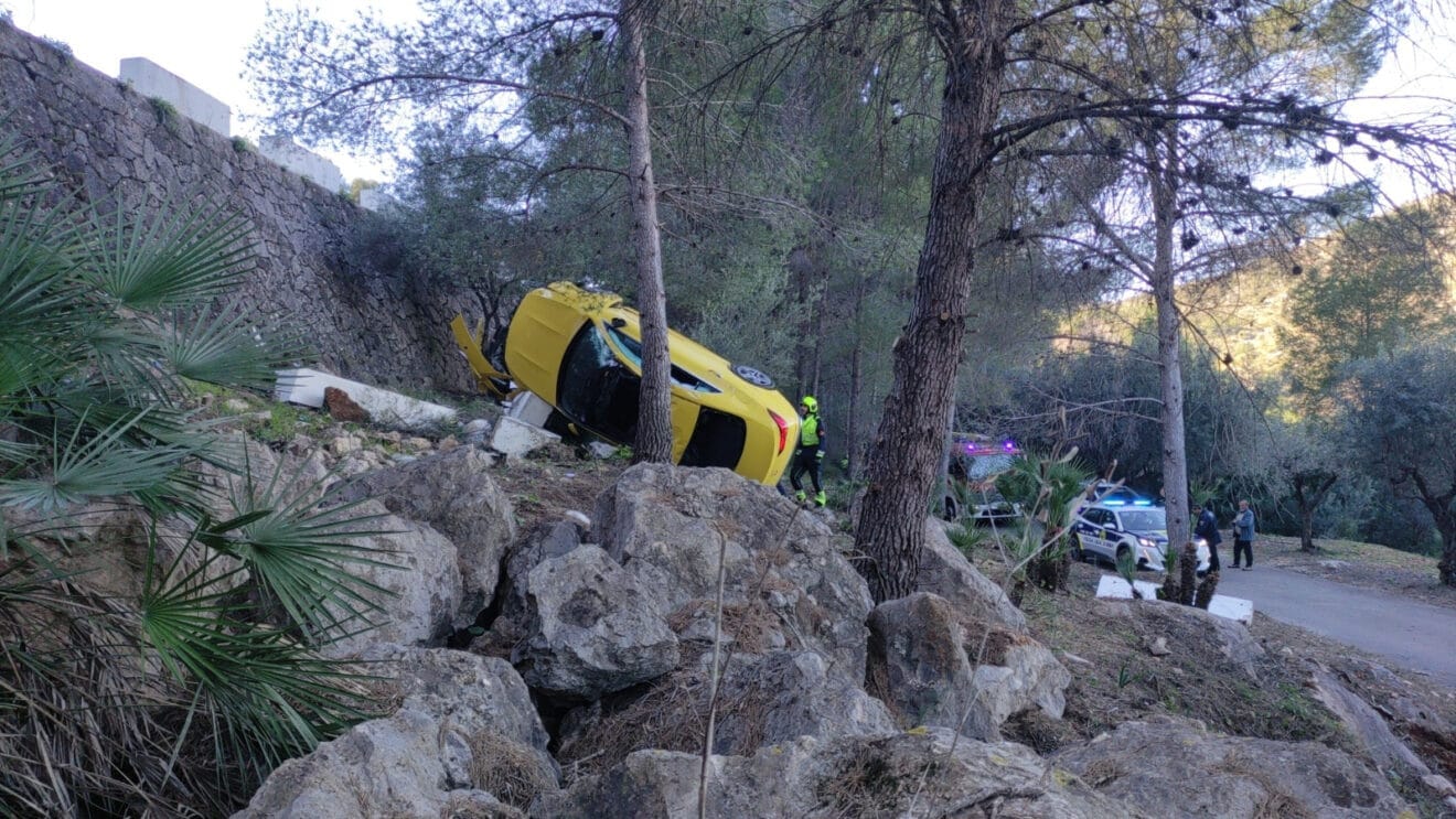 Vehículo accidentado en el Portet d'Orba