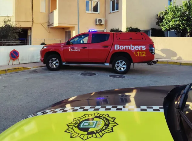 Imagen: Vehículos de la Policía Local de Calp y Bomberos en el edificio del incendio