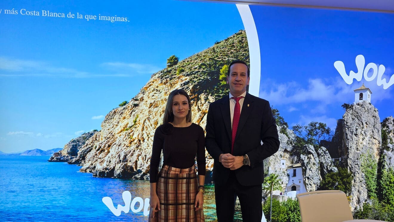 Virginia Pérez, concejala de Turismo de Benissa, y Arturo Poquet, alcalde de Benissa, en FITUR 2026